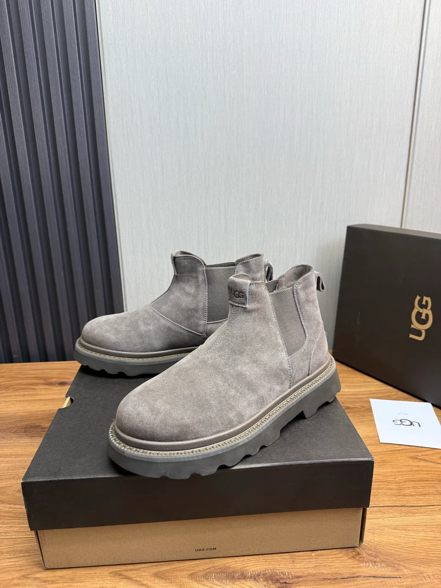 Men's shoes 💰600💰 New UGG fur integrated men's simple and fashionable snow boots. The most worth buying at the end of this year are warm casual shoes. Whether you are out and about at home, their comfortable and warm performance will be your most suitable fashion companion! The material is cowhide upper and imported wool is used inside. Warm and comfortable! The eva+ rubber patch outsole is cushioned, non-slip and wear-resistant, and has good elasticity. It is light and wear-resistant, comfortable and soft, and the new simple cut is more fashionable. It has both practicality and fashion sense, so you no longer have to worry about how to match it in winter, while still maintaining your fashionable taste. High-quality genuine wool. Look at the details for the material! Size: 39-40-41-42-43-44-44 sneaker size